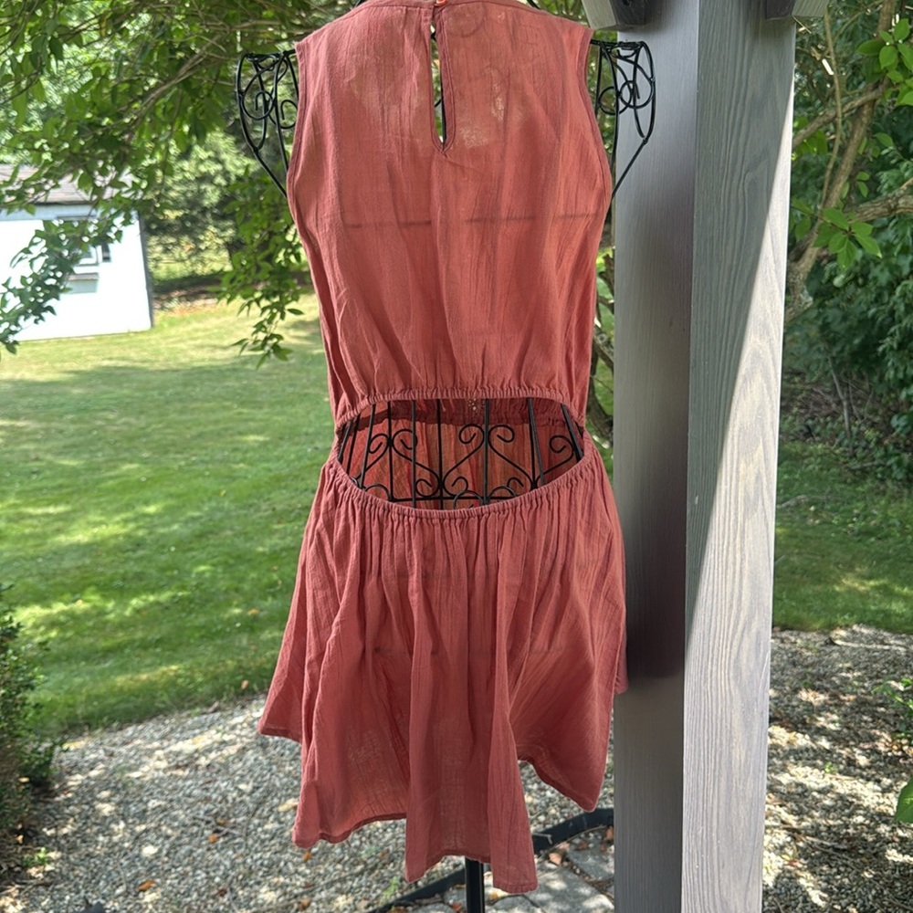 Sun and shadow sleeveless cut out back dress - Picture 3 of 3